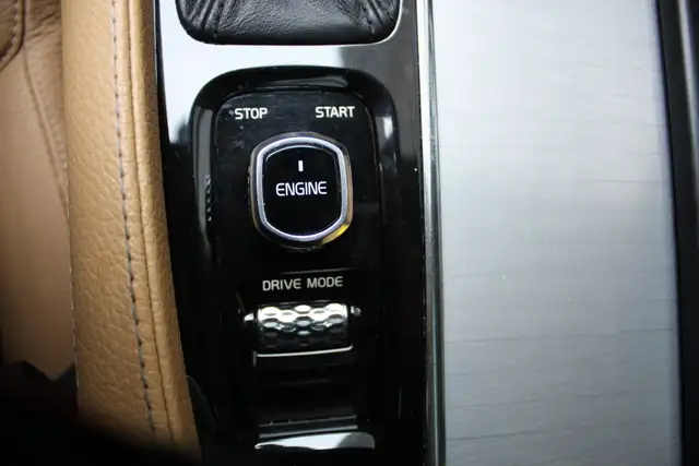 2016 Volvo XC90 T6 Momentum AWD, 2.0l 4cyl, 7 passenger - Photo 23