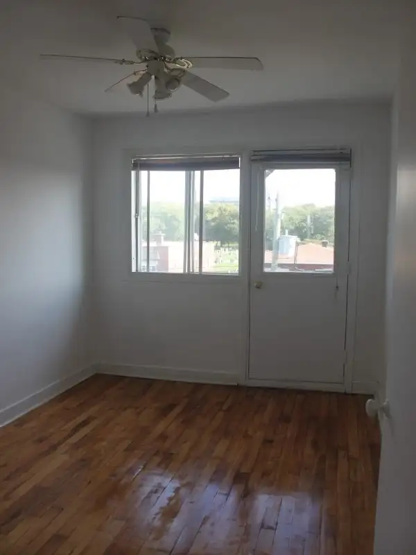 Lager 4 1/2 hardwood floors apartment In Lachine for Rent !! - Photo 3