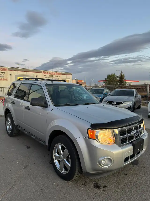 2011 Ford Escape XLT AWD V6 : Low Mileage - Photo 3