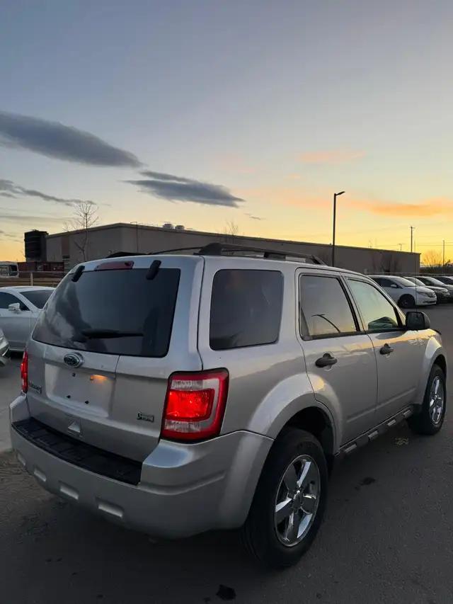 2011 Ford Escape XLT AWD V6 : Low Mileage - Photo 4