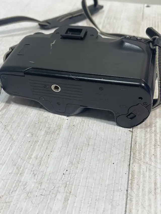 Canon EOS 3000 - Photo 3