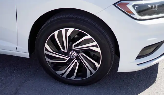 2019 Volkswagen Jetta Execline, Ambient Light, Heated & Vented S - Photo 7