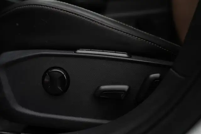 2019 Volkswagen Jetta Execline, Ambient Light, Heated & Vented S - Photo 8