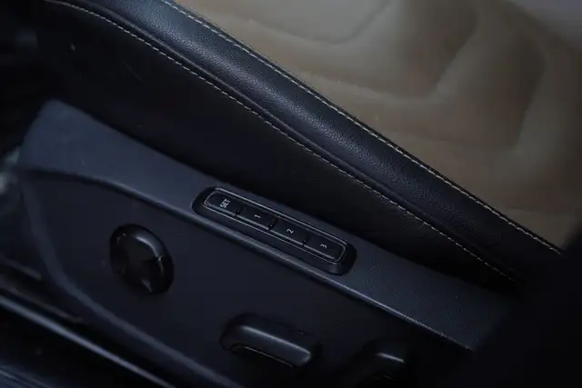 2019 Volkswagen Jetta Execline, Ambient Light, Heated & Vented S - Photo 9