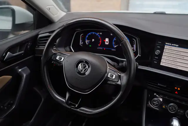 2019 Volkswagen Jetta Execline, Ambient Light, Heated & Vented S - Photo 10