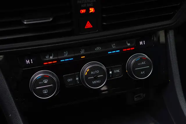 2019 Volkswagen Jetta Execline, Ambient Light, Heated & Vented S - Photo 14