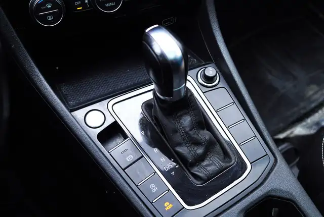 2019 Volkswagen Jetta Execline, Ambient Light, Heated & Vented S - Photo 15