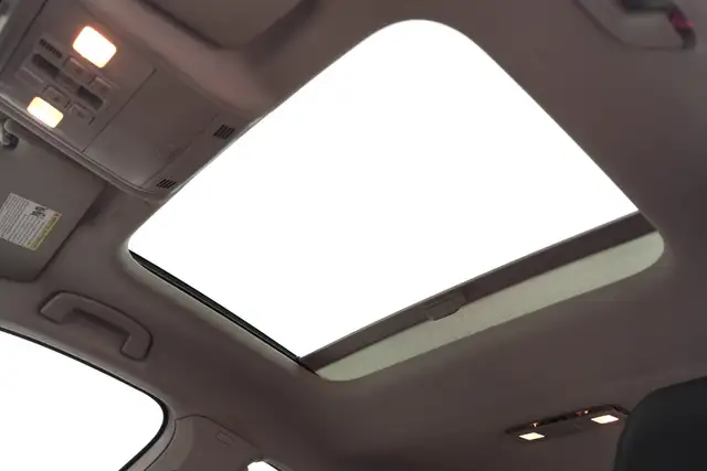 2019 Volkswagen Jetta Execline, Ambient Light, Heated & Vented S - Photo 18