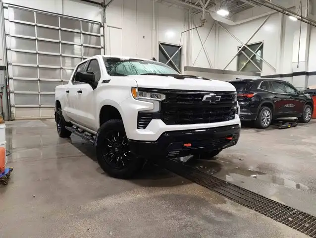 2024 Chevrolet Silverado 1500 2LT Trail Boss 3.0L Z71 - Photo 2