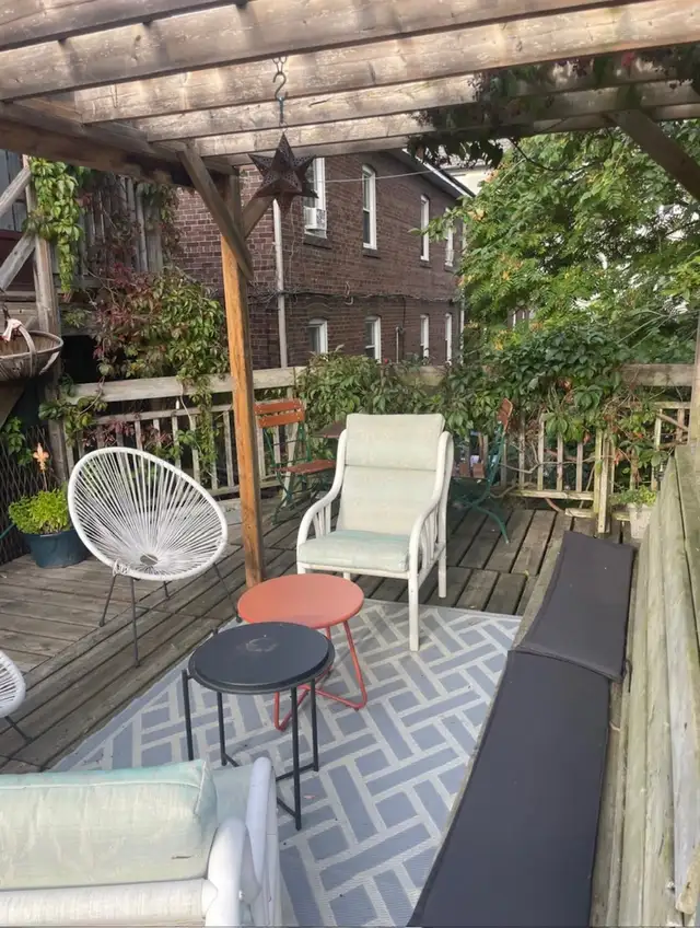 Gorgeous 2 Bed 1.5 Bath Upstairs Apartment - 13 Castle View - Photo 8