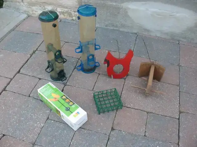 5 Bird Feeders, plus free gift - Photo 10