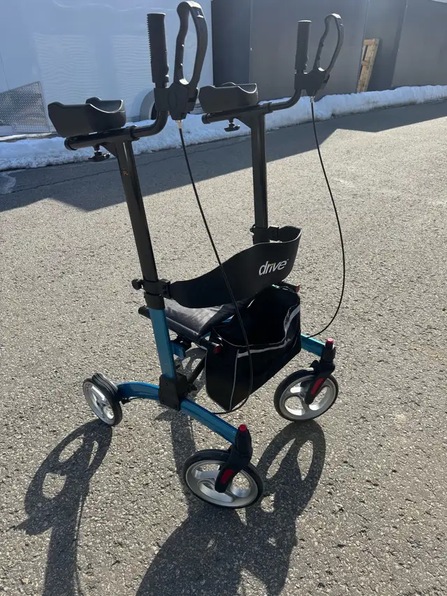 DRIVE MEDICAL ELAVATE UPRIGHT WALKET ROLLATOR