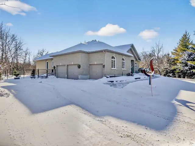 Beautiful bungalow in Greely for sale - 6196 Elkwood Dr