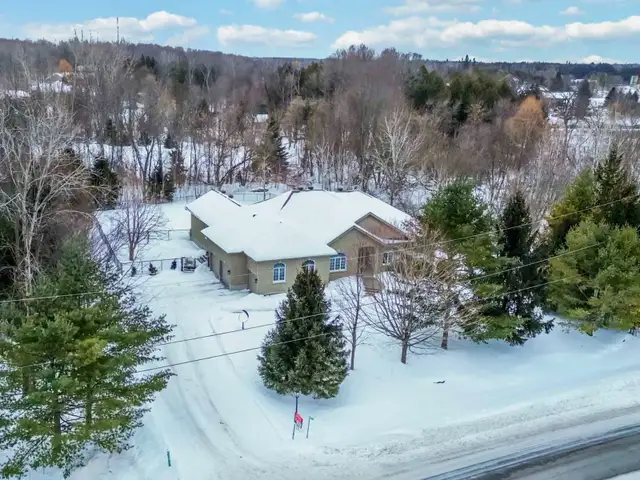 Beautiful bungalow in Greely for sale - 6196 Elkwood Dr - Photo 2