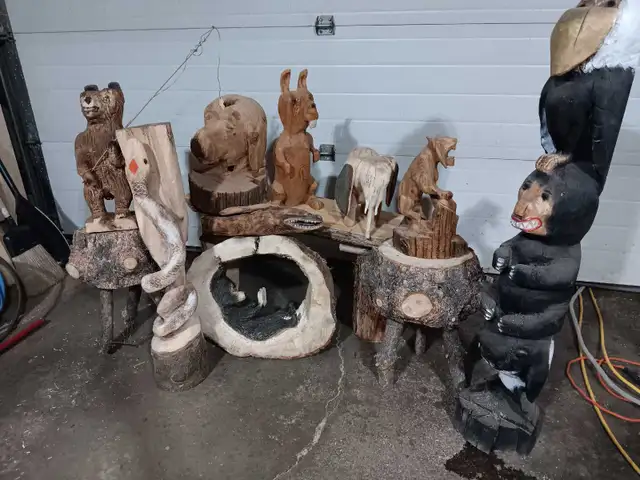 Chainsaw carving(1piece) Bear reading book. Spruce 22wx19hx6d. - Photo 3