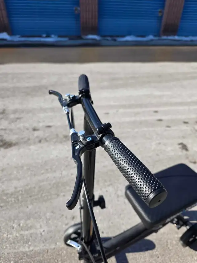 Knee Scooter - Excellent Condition - FREE Delivery - Photo 2