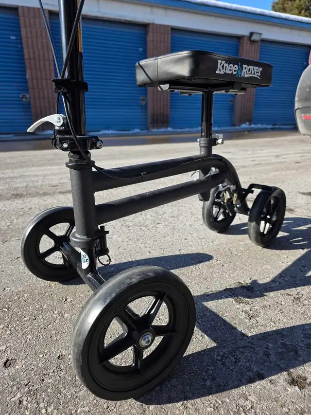 Knee Scooter - Excellent Condition - FREE Delivery - Photo 3