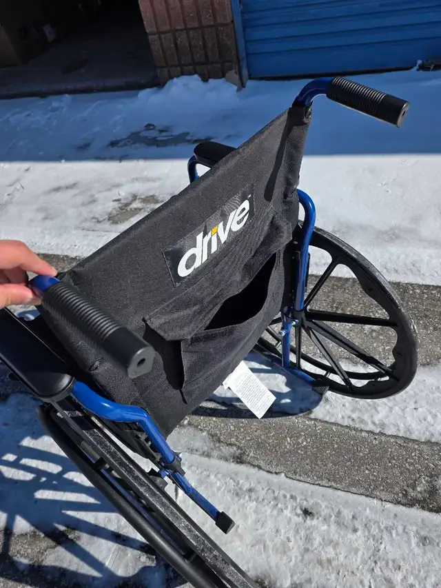 Wheelchair - 18' seat - Like NEW - FREE delivery - Photo 3