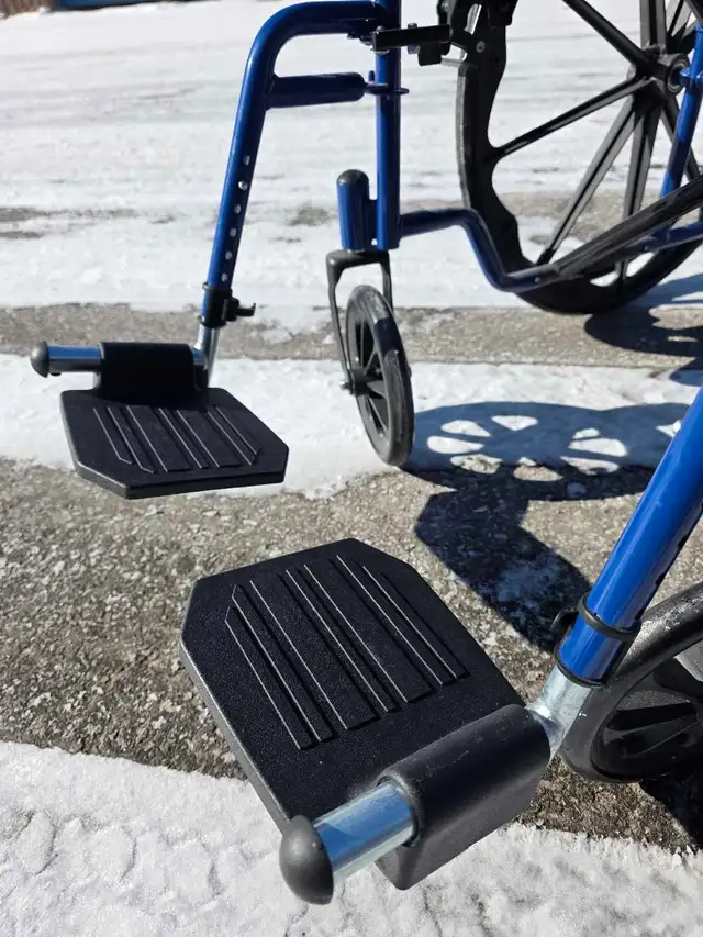 Wheelchair - 18' seat - Like NEW - FREE delivery - Photo 5