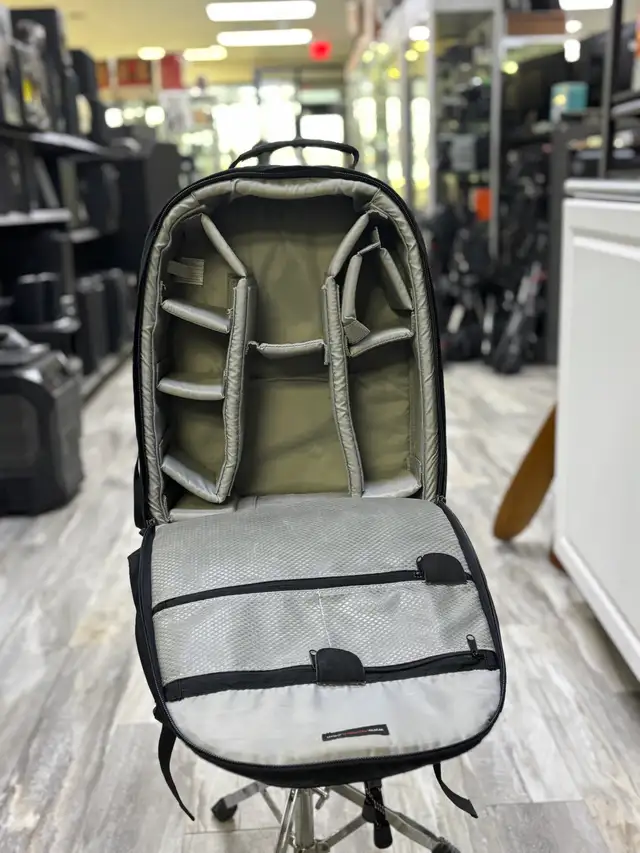 Lowepro Mini Trekker AW Black camera and laptop bag - Photo 2