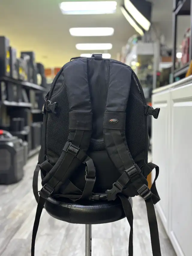 Lowepro Mini Trekker AW Black camera and laptop bag - Photo 3