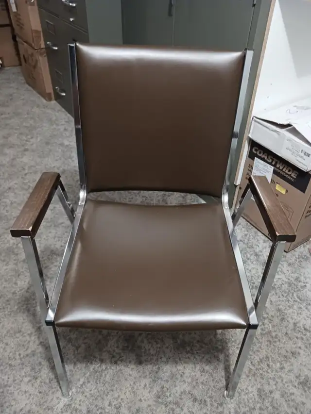 Chaises brunes - Photo 2