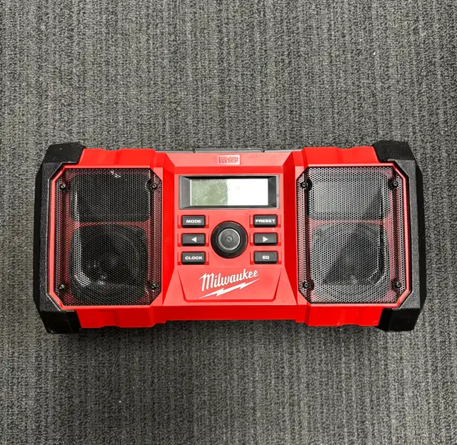 Milwaukee 2890-20 18V Jobsite radio & 3.5 mm Auxiliary (Tool