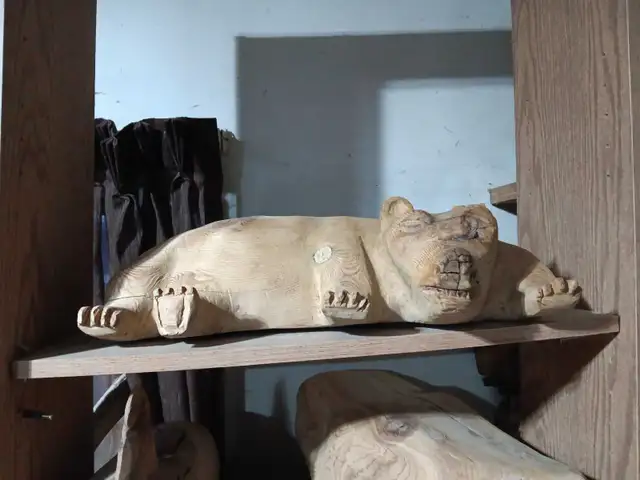 Chainsaw carving - Cedar Ledge Bear 19wx5hx10d weather resistant - Photo 2