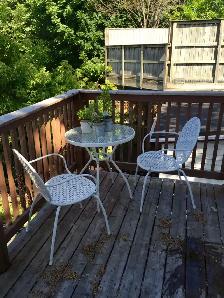 Top floor Apartment in LESLIEVILLE!