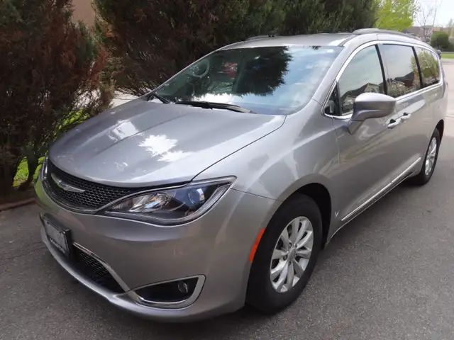 2017 Chrysler Pacifica Touring L 101650Km in excellent condition