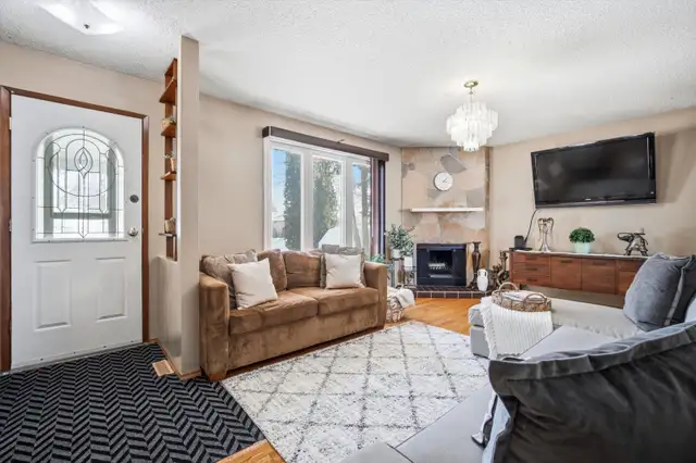 FOR SALE: Riverbend Bungalow Backing Onto Green Space - Photo 3