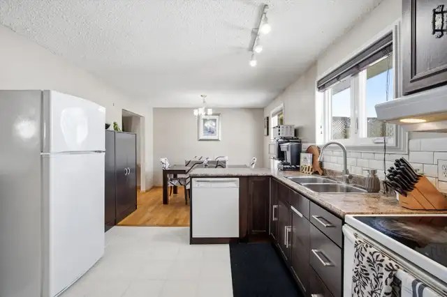 FOR SALE: Riverbend Bungalow Backing Onto Green Space - Photo 5