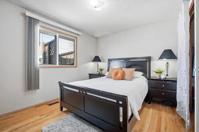 FOR SALE: Riverbend Bungalow Backing Onto Green Space - Photo 6