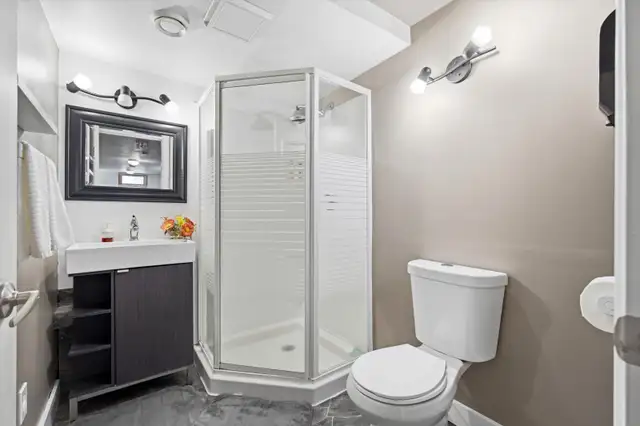 FOR SALE: Riverbend Bungalow Backing Onto Green Space - Photo 10