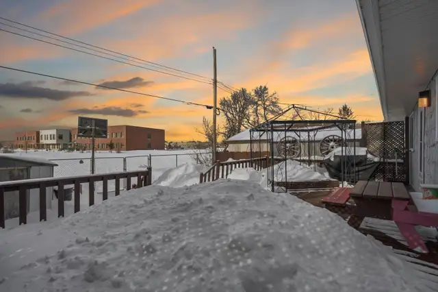 FOR SALE: Riverbend Bungalow Backing Onto Green Space - Photo 11