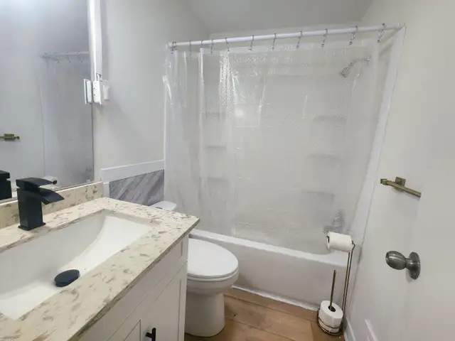2 bedroom unit in downtown Kitchener $1600/M   Electricity - Photo 3