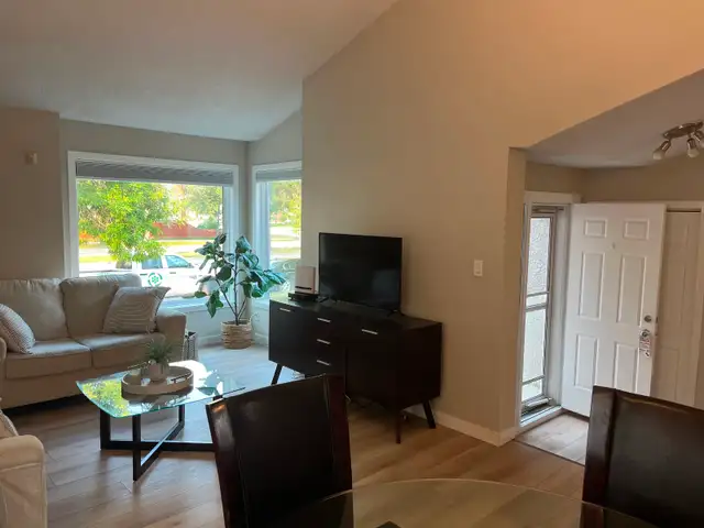 Island Lakes 2 bedroom home, utilities included. $1800/month - Photo 3