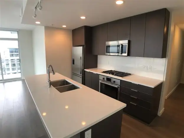 3-Bed   1 Big Den Penthouse Unit at Capstan Village for Rent! - Photo 3