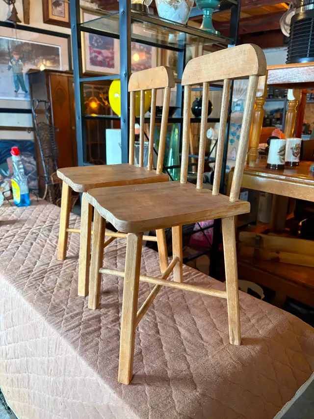 Two Small Decorative Chairs - Photo 3