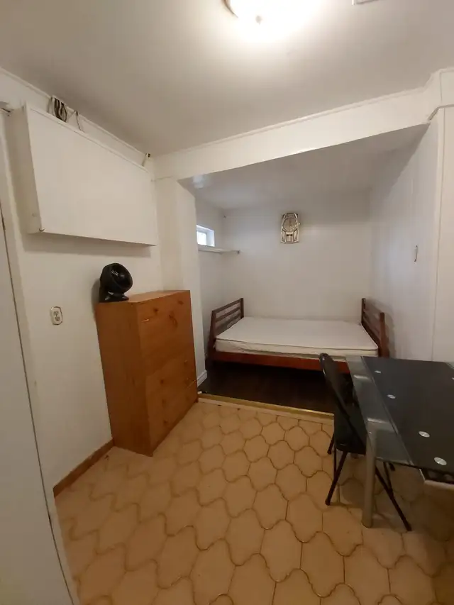 ROOMS for rent in NEWLY RENOVATED BASEMENT - Photo 8