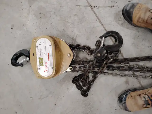 3 TON  HOIST & 2 STEEL POST, PLATED ON BOTH ENDS $300.00