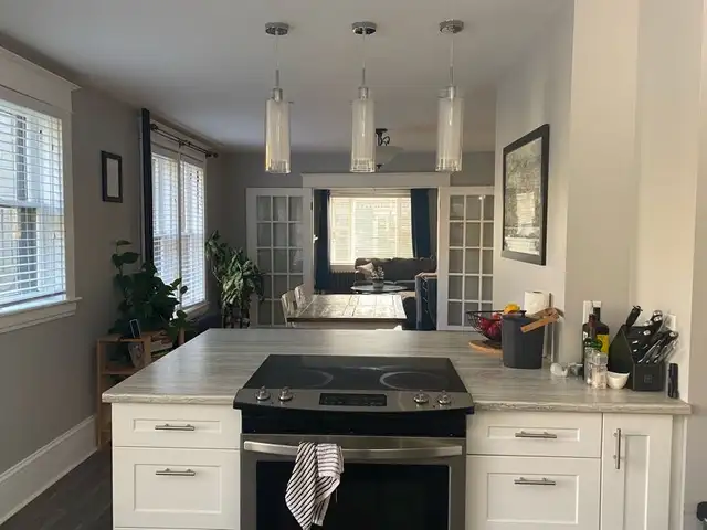 Uptown 3 Bedroom Renovated - Parking Wifi Laundry Dishwasher inc