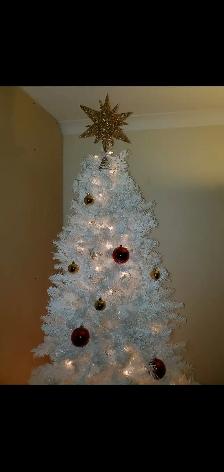 Christmas tree white 8 foot tall good condition just $10$