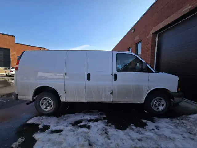 2017 GMC Savana Cargo Van - Photo 3