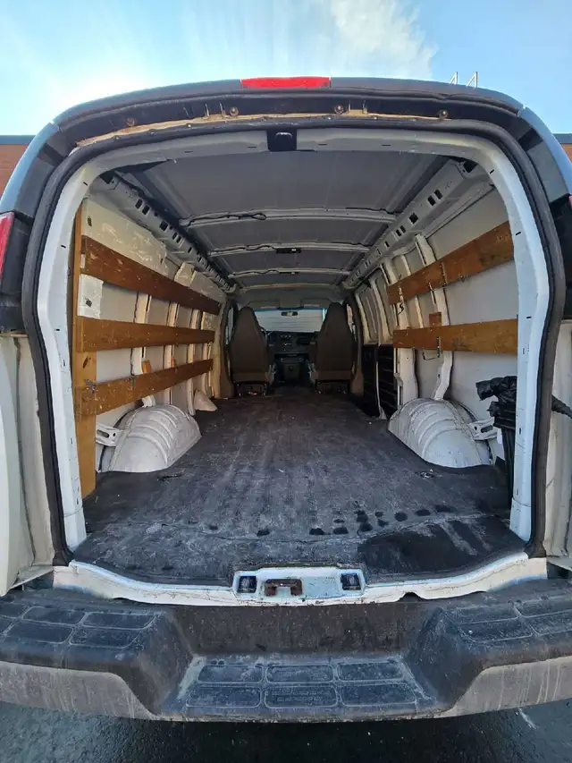 2017 GMC Savana Cargo Van - Photo 4