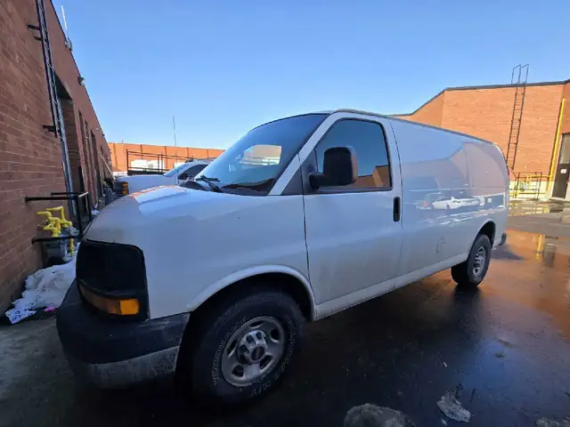 2017 GMC Savana Cargo Van - Photo 5