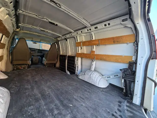 2017 GMC Savana Cargo Van - Photo 6