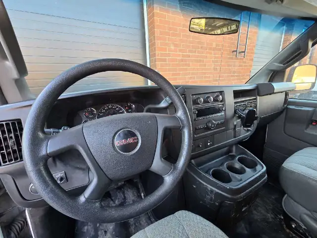 2017 GMC Savana Cargo Van - Photo 10