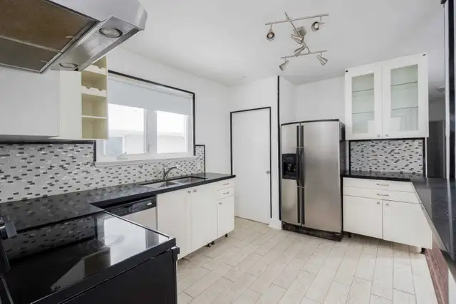 BRIGHT AND SPACIOUS ROOM FOR RENT - NEWMARKET YONGE AND DAVIS - Photo 2