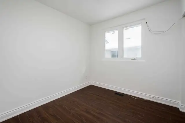 BRIGHT AND SPACIOUS ROOM FOR RENT - NEWMARKET YONGE AND DAVIS - Photo 3